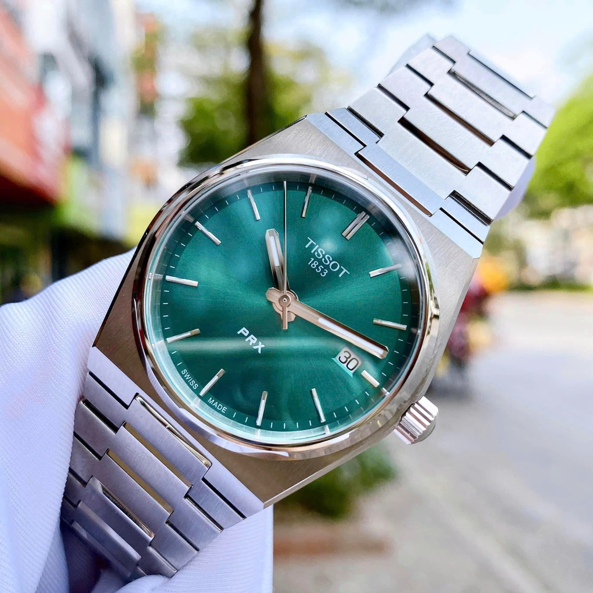 Tissot PRX Quartz có đáng mua hơn bản automatic không? 4