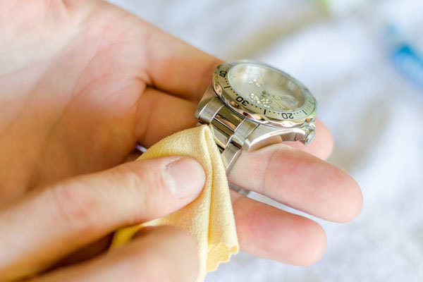 Cách bảo quản đồng hồ đúng cách 3