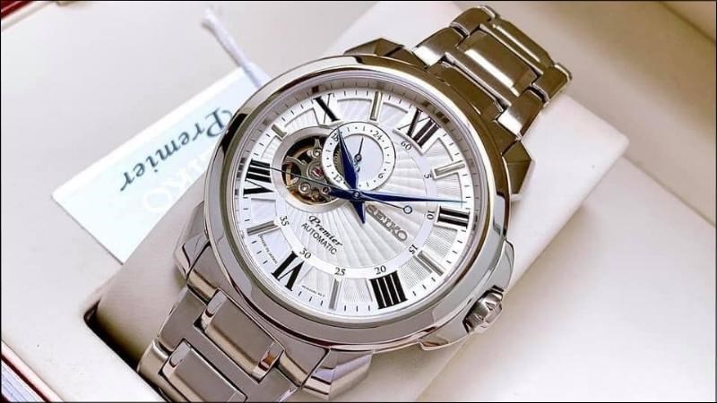 Đồng hồ lộ cơ thể hiện đẳng cấp chơi