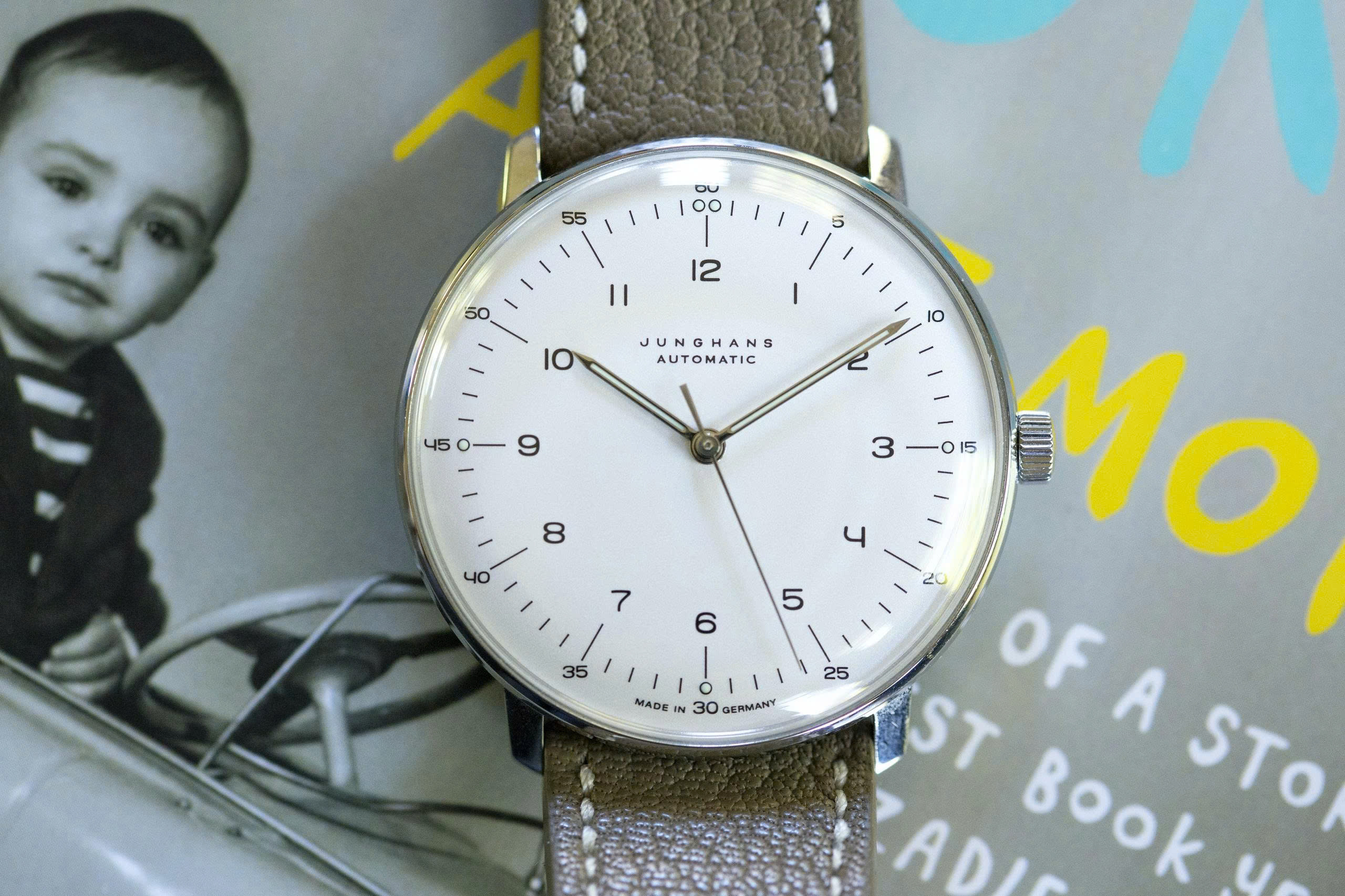 Nomos Glashütte Tangente vs Junghans Max Bill khác nhau gì? 4