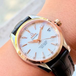 Họa tiết gỗ Teak trên đồng hồ hải trình Omega Aqua Terra 3