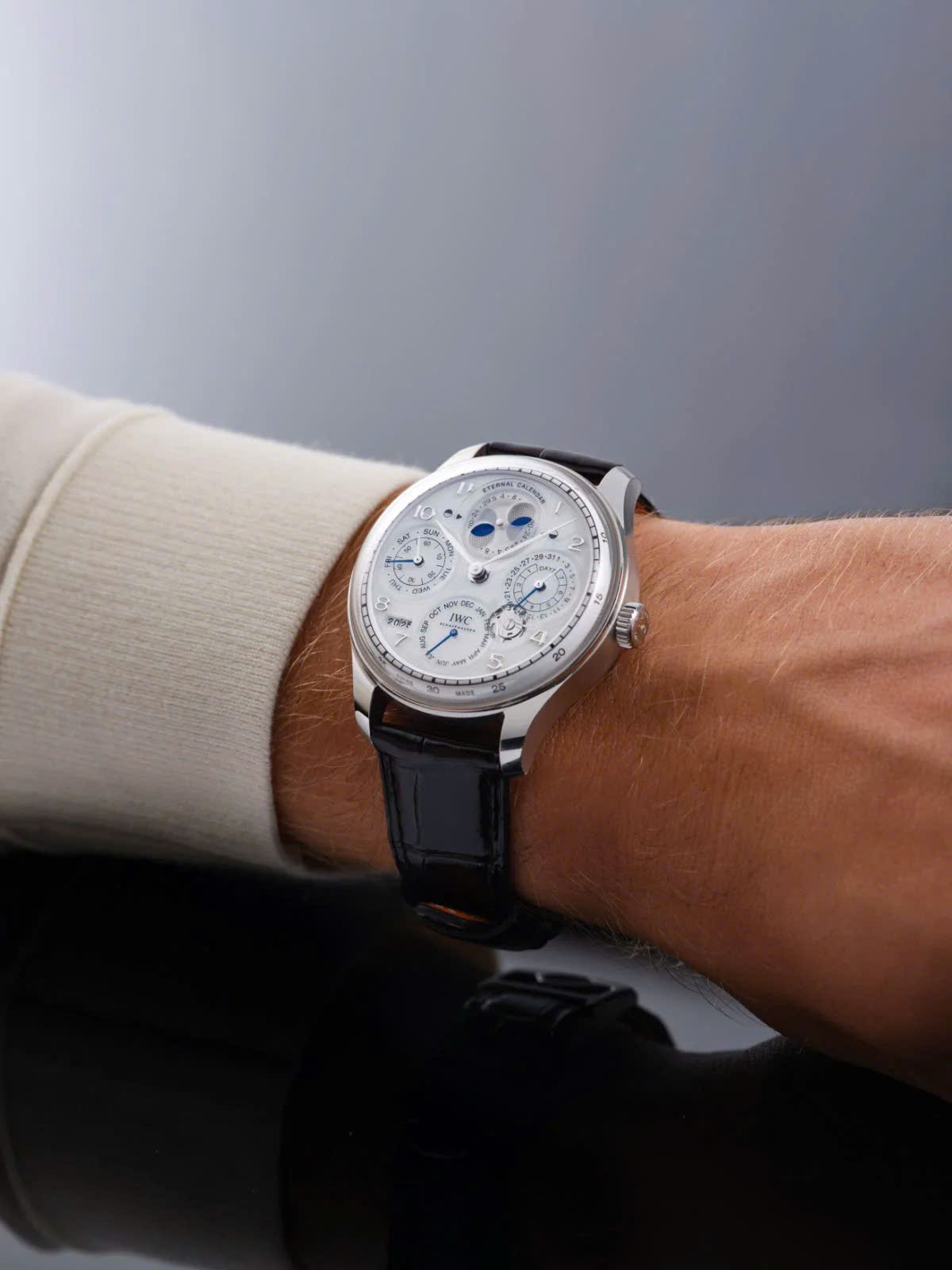 Giải mã tính năng lịch vạn niên trên đồng hồ IWC Portugieser 1