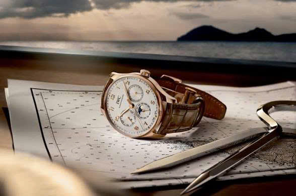 Giải mã tính năng lịch vạn niên trên đồng hồ IWC Portugieser 2