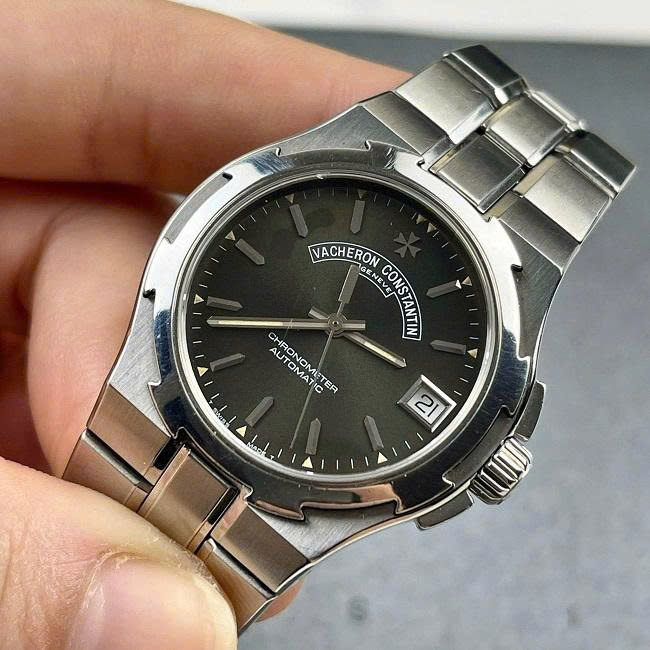 Vacheron Constantin Overseas máy inhouse và Geneva Seal 1