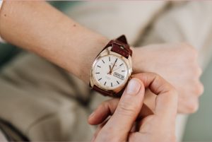 Lịch ngày trên đồng hồ cơ có thực sự hữu ích