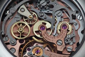 Giá Đồng Hồ Không Chạy Theo Logic Đơn Giản