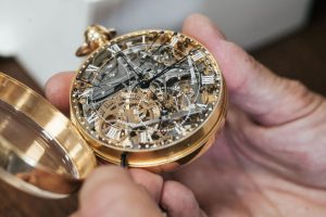 Vì sao đồng hồ cơ vẫn đắt