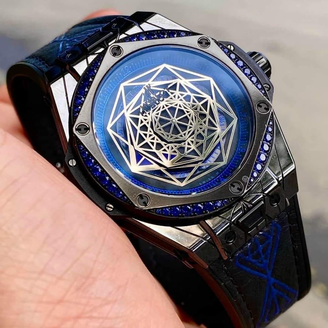 Trọng Lượng Đeo Của Hublot