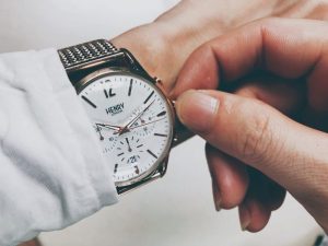 Chuyển động kim giây trong đồng hồ