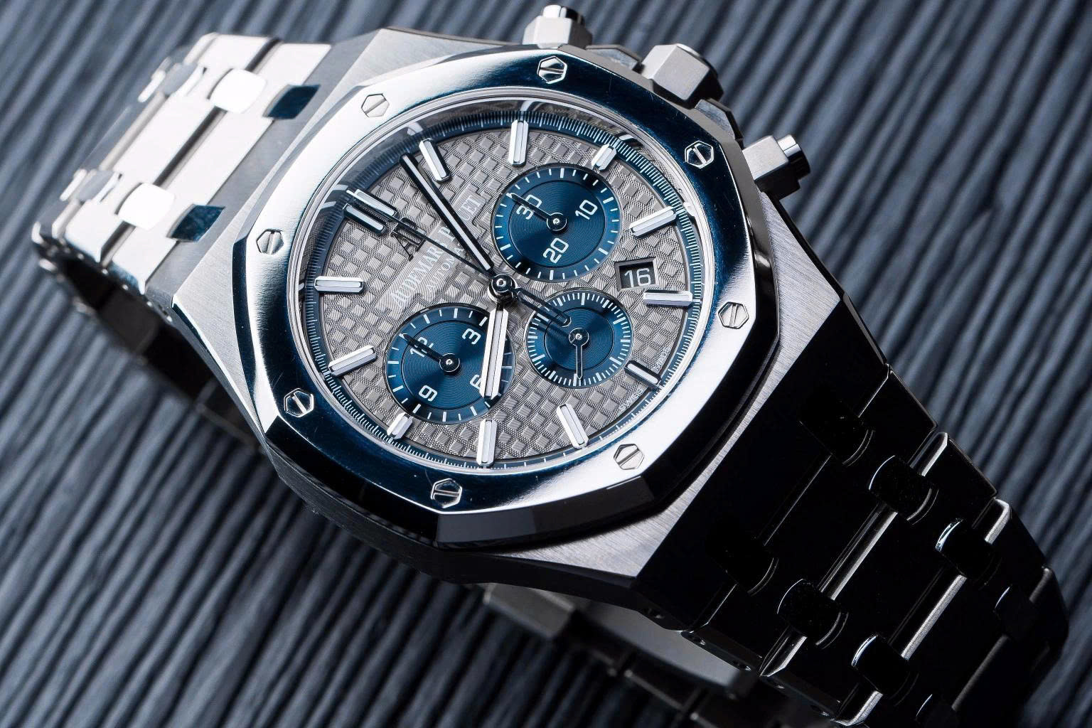Nghệ thuật chế tác mẫu đồng hồ Audemars Piguet Royal Oak 15400 1