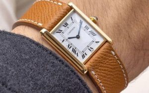 So sánh hai dòng đồng hồ Cartier Tank Louis và Tank Must 2