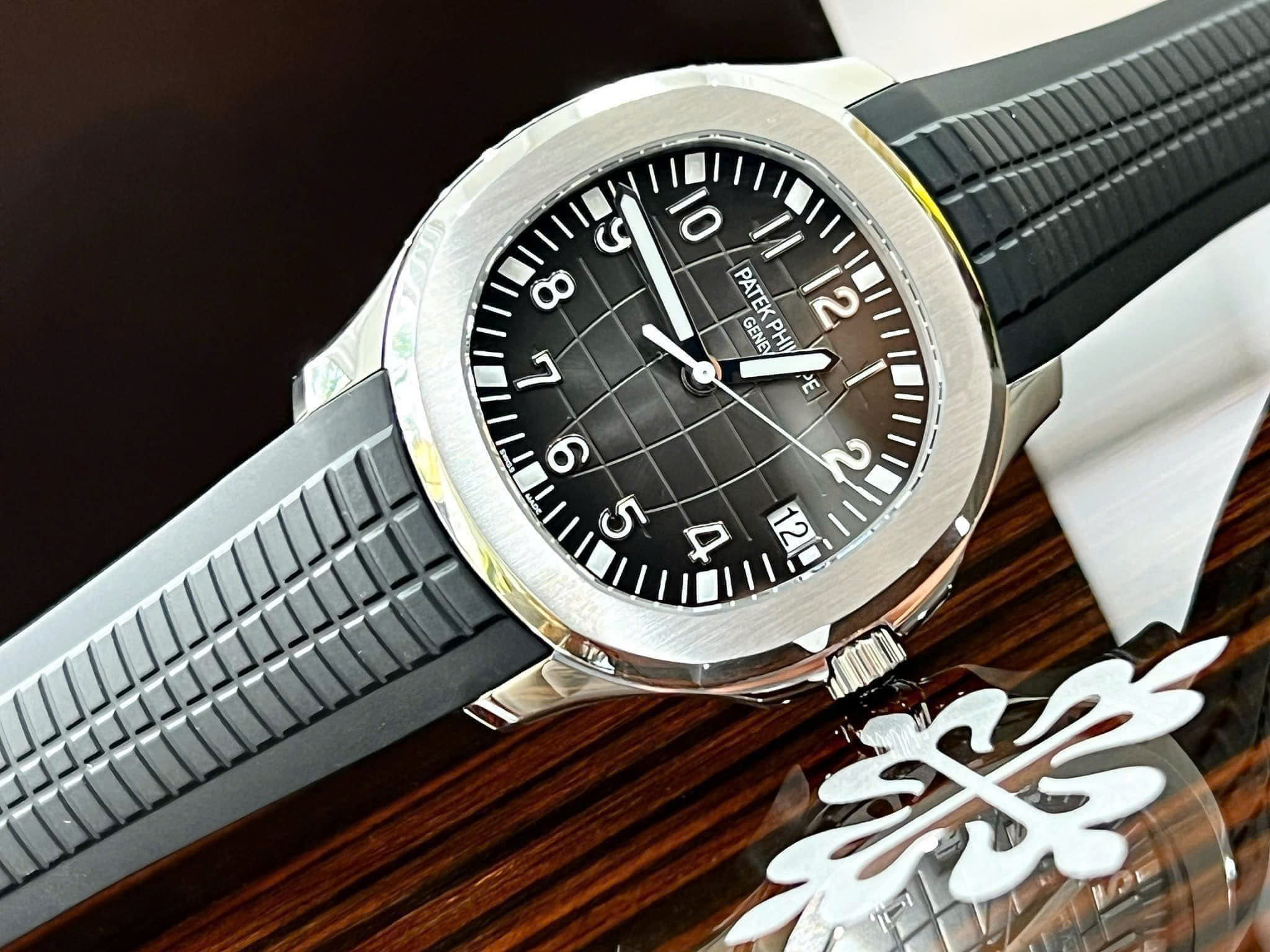 Địa chỉ thu mua đồng hồ Patek Philippe Aquanaut lướt giá cao 4