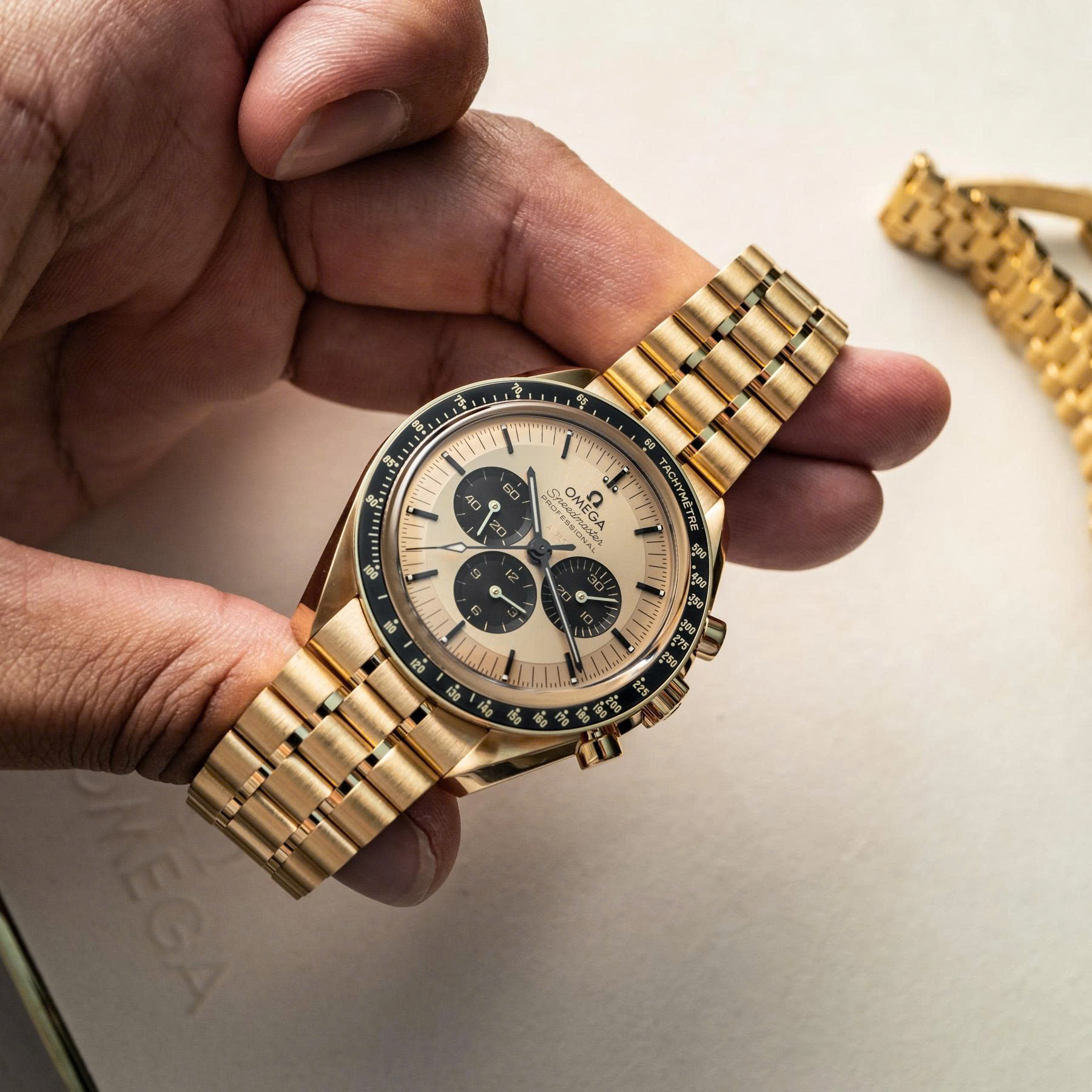 Chuyên thu mua đồng hồ Omega Speedmaster Moonwatch uy tín tận nhà 2