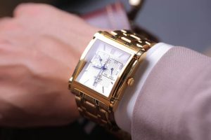 Đồng Hồ Mặt Vuông Có Khó Đeo Không