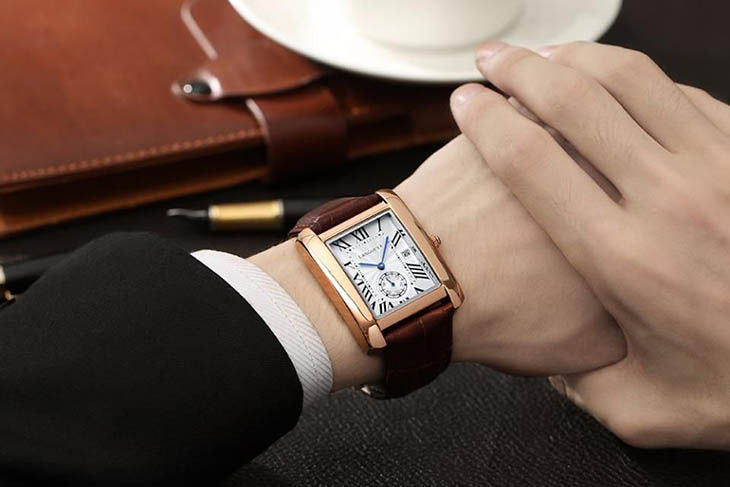 Đồng Hồ Mặt Vuông Có Khó Đeo Không
