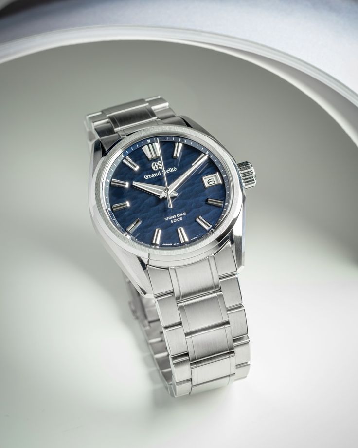 Mặt hồ đóng băng tĩnh tại qua Grand Seiko Omiwatari 2