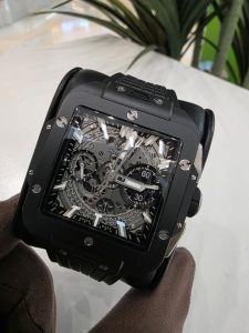 Cuộc cách mạng hình học dị biệt từ Hublot Square Bang 1