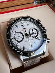 Tốc độ đường đua tạc vào cỗ máy Omega Speedmaster Racing 1