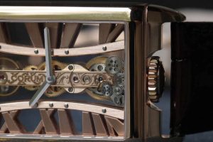 Bí ẩn thiết kế xuyên thấu đồng hồ Corum Golden Bridge mới 2