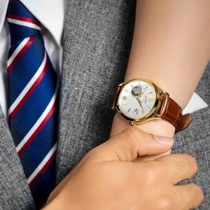 Vì Sao Đồng Hồ Có Mặt Kính Cong?