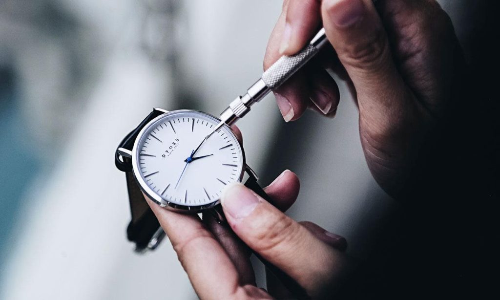 Vì Sao Đồng Hồ Có Chân Kính?