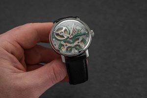 Bí Mật Của Những Chân Kính Trong Đồng Hồ Cơ