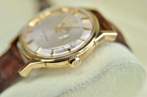 Đồng Hồ Vành Càng: Cỗ Máy Định Hình Nhịp Thời Gian