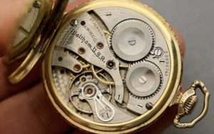 Núm Vặn Đồng Hồ Và Cơ Chế Điều Chỉnh Bên Trong