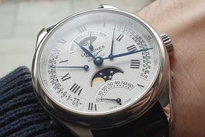 Đồng Hồ Lịch Retrograde Hoạt Động Thế Nào