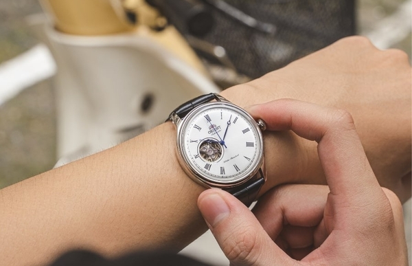Đồng Hồ Có Cần Lên Dây Thủ Công