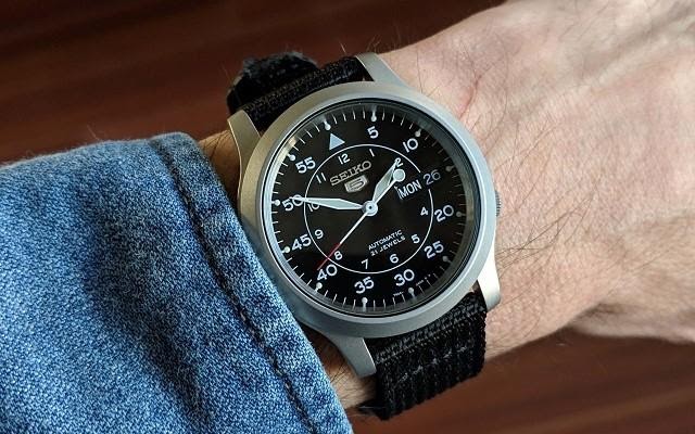 Nguồn Gốc Núm Chỉnh Trái Trên Đồng Hồ